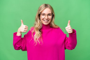 Tecrit edilmiş bir geçmişi olan genç bir İngiliz kadın baş parmak işareti yapıyor.