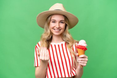 Kornet dondurması ile izole edilmiş arka planda genç bir İngiliz kadın davet ediliyor. Gelmene sevindim.