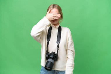 Genç fotoğrafçı İngiliz kadın izole edilmiş arka planda gözleri elleriyle kapatıyor. Bir şey görmek istemiyorum.