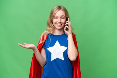 Süper kahraman İngiliz kadın, izole edilmiş arka planda cep telefonuyla sohbet ediyor.