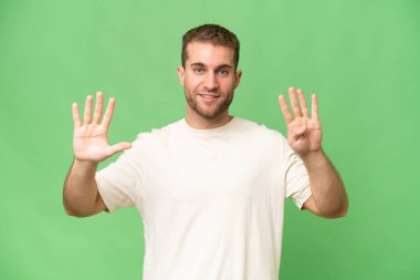 Yeşil krom arka planda tecrit edilmiş beyaz bir adam dokuz parmaklı sayıyor.