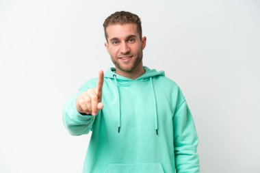 Beyaz arka planda izole edilmiş yakışıklı beyaz adam parmağını kaldırıyor ve gösteriyor.