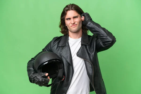 若いですハンサムな男とともにオートバイヘルメット隔離上の緑クロマ背景不満とカバー耳 — ストック写真