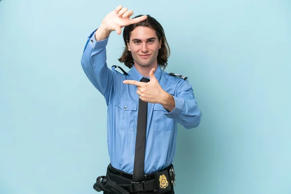 Jeune Homme Caucasien Policier Isolé Sur Fond Bleu Concentrant Visage — Photo