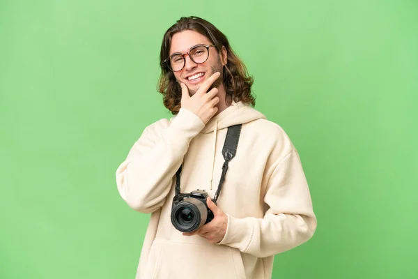 Jonge Fotograaf Man Geïsoleerde Achtergrond Glimlachen — Stockfoto