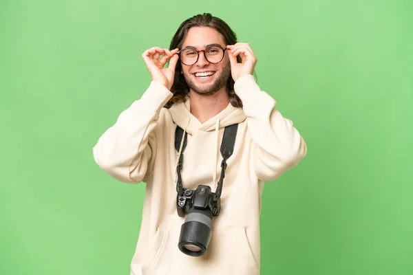 Mladý Fotograf Muž Přes Izolované Pozadí Brýlemi Překvapený — Stock fotografie