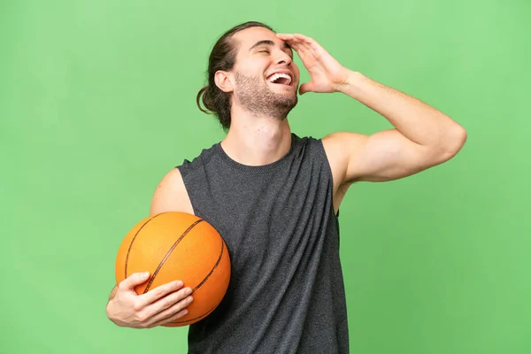 年轻的篮球运动员过了孤独的背景 面带微笑 — 图库照片
