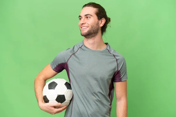 年轻英俊的足球运动员克服了孤立的背景 — 图库照片