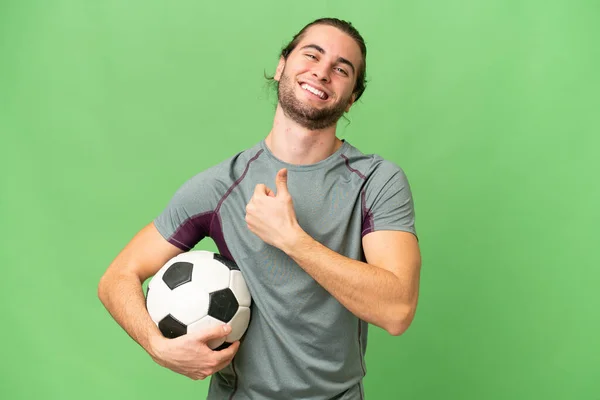 Νεαρός Όμορφος Ποδοσφαιριστής Πάνω Από Απομονωμένο Υπόβαθρο Δίνοντας Αντίχειρες Επάνω — Φωτογραφία Αρχείου