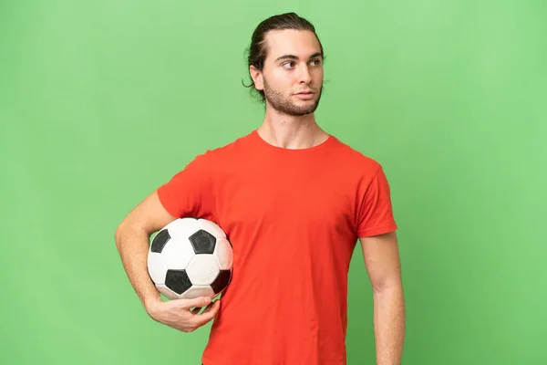 Νεαρός Όμορφος Άνδρας Απομονωμένος Στο Πράσινο Chroma Φόντο Μπάλα Ποδοσφαίρου — Φωτογραφία Αρχείου