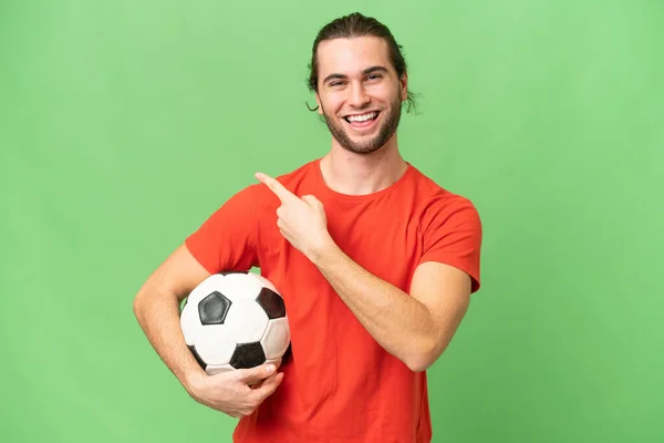 Giovane Bell Uomo Isolato Sfondo Cromatico Verde Con Pallone Calcio — Foto Stock