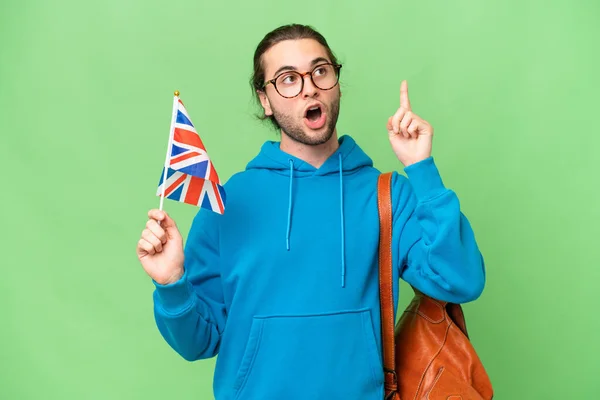 Молодой Красавчик Флагом Великобритании Изолированном Фоне Думает Идея Показать Пальцем — стоковое фото