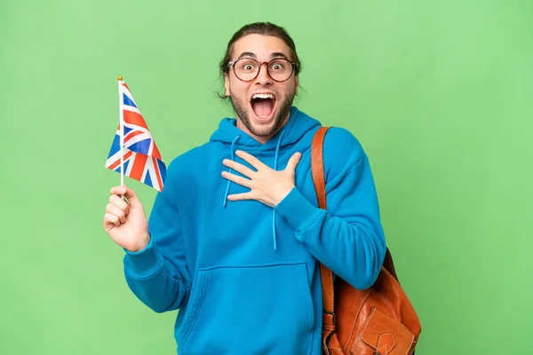 Mladý Pohledný Muž Drží Britskou Vlajku Nad Izolovaným Pozadím Překvapený — Stock fotografie