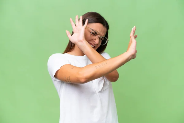 Νεαρή Καυκάσια Γυναίκα Απομονωμένη Πράσινο Χρώμιο Φόντο Νευρικό Τεντώνοντας Χέρια — Φωτογραφία Αρχείου