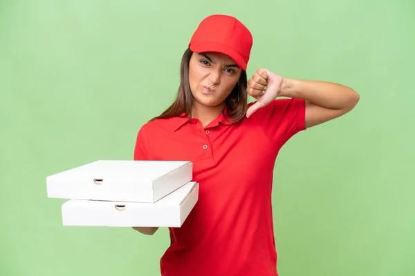 Доставка Пиццы Белая Женщина Рабочей Форме Собирает Коробки Пиццы Изолированы — стоковое фото
