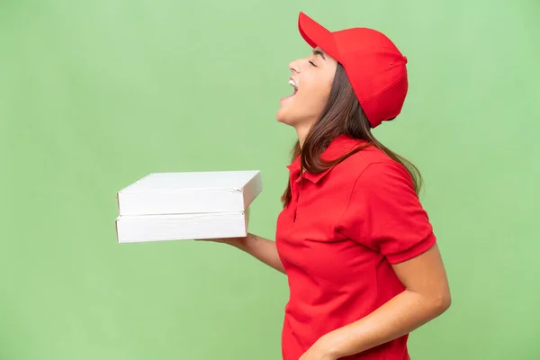 Pizzabote Kaukasische Frau Arbeitsuniform Nimmt Pizzakartons Isoliert Auf Grünem Chromhintergrund — Stockfoto