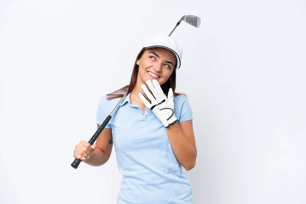 年轻的高加索女人在打高尔夫球时被白色背景隔离 面带微笑抬起头来看 — 图库照片