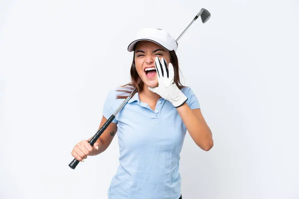年轻的高加索女人在打高尔夫球时被白色背景隔离 大喊着要张大嘴 — 图库照片