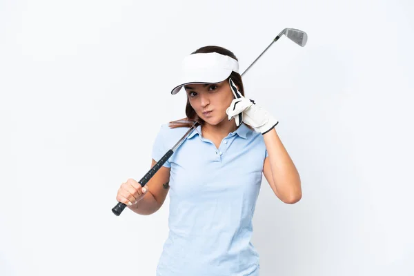 年轻的高加索女人在打高尔夫球时与白人背景隔离 认为这是一种想法 — 图库照片