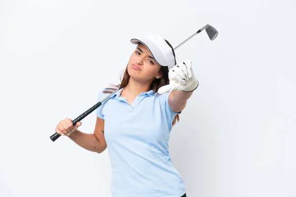 年轻的高加索女子打高尔夫球时被隔离在白色背景下 带着负面表情垂下大拇指 — 图库照片