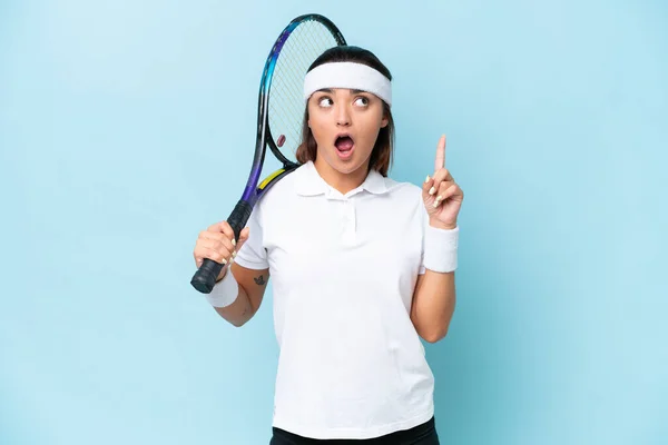 Молода Тенісистка Ізольована Синьому Фоні Думаючи Ідея Спрямовує Палець Вгору — стокове фото