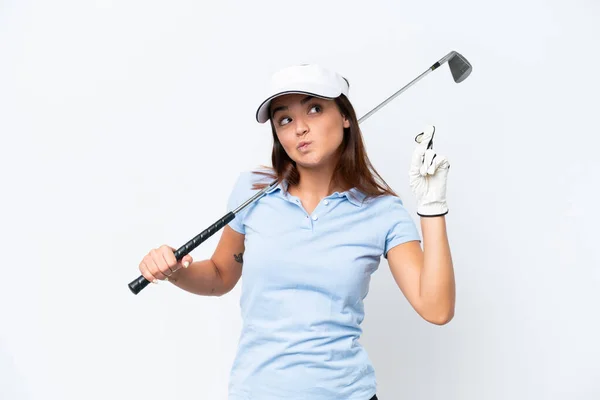 年轻的高加索女人在打高尔夫球时被白色背景隔离 手指交叉 祝愿她最好 — 图库照片
