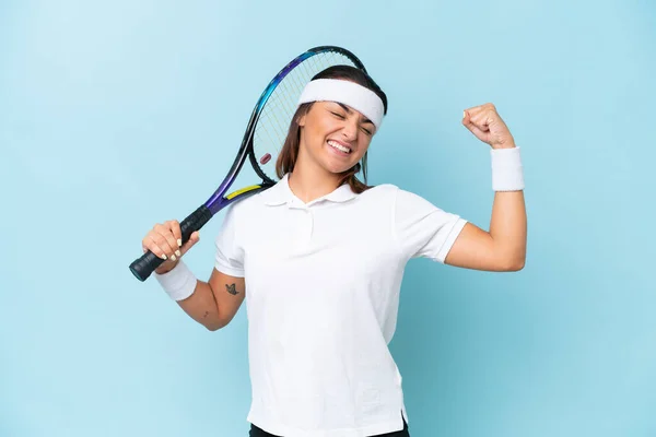 Jeune Joueuse Tennis Femme Isolée Sur Fond Bleu Faisant Geste — Photo