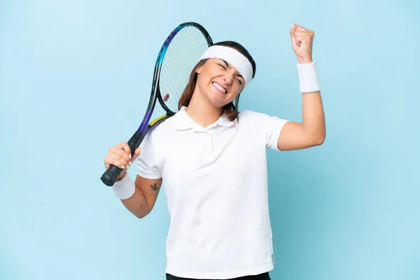 Jeune Joueuse Tennis Isolée Sur Fond Bleu Célébrant Une Victoire — Photo