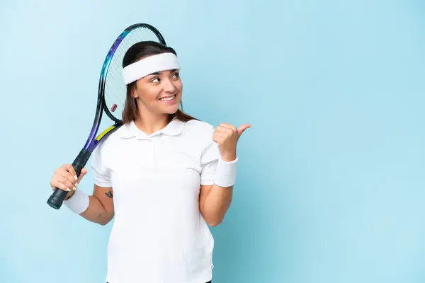 Mavi Arka Planda Izole Edilmiş Genç Tenis Oyuncusu Bir Ürünü — Stok fotoğraf