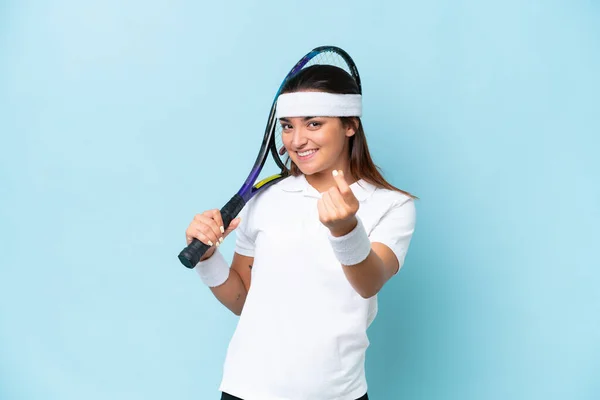 Genç Tenisçi Kadın Mavi Arka Planda Izole Edilmiş Para Hareketi — Stok fotoğraf