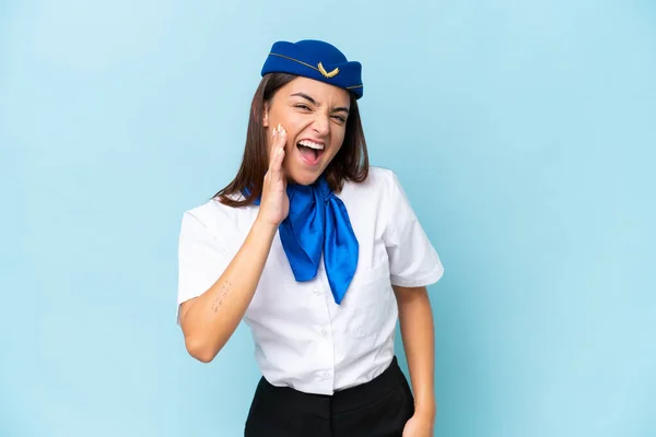 Aeronave Aeromoça Caucasiana Mulher Isolada Fundo Azul Gritando Com Boca — Fotografia de Stock