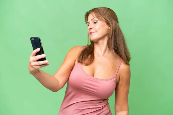 Donna Caucasica Mezza Età Sfondo Isolato Facendo Selfie — Foto Stock