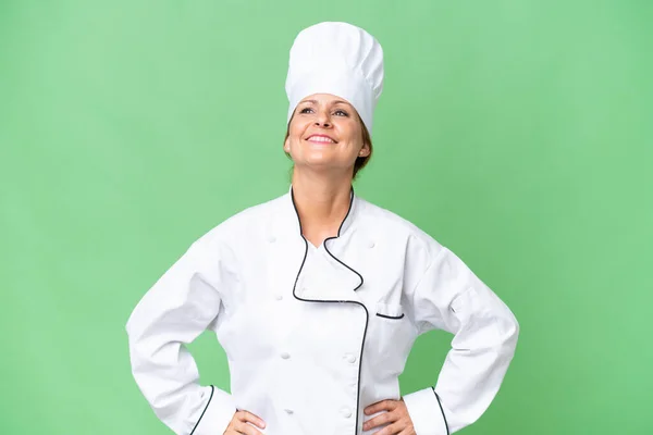 Szef Kuchni Średnim Wieku Kobieta Odosobnionym Tle Pozowanie Ramionami Biodra — Zdjęcie stockowe