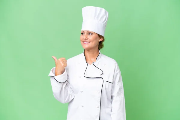 Mujer Chef Mediana Edad Sobre Fondo Aislado Apuntando Lado Para —  Fotos de Stock