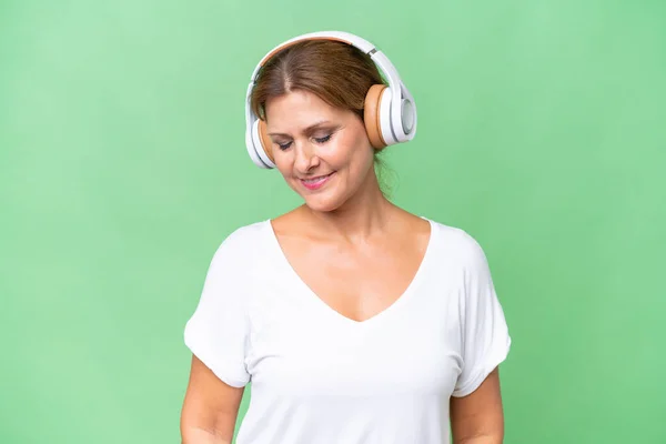 Middle Aged Caucasian Woman Isolated Background Listening Music — Stock Photo, Image