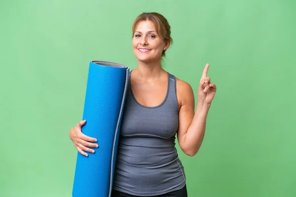 Donna Sportiva Mezza Età Che Lezioni Yoga Mentre Tiene Tappeto — Foto Stock