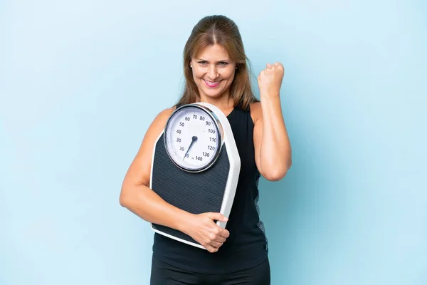 Middle Aged Caucasian Woman Isolated Blue Background Weighing Machine Doing — Stock Photo, Image