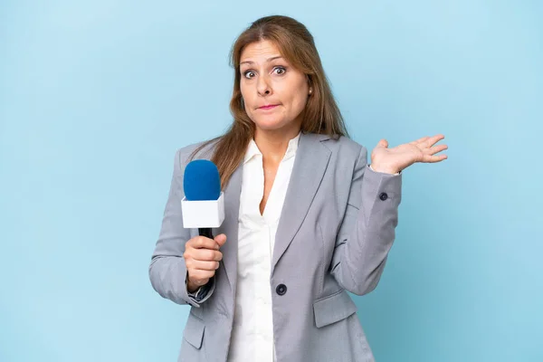 中年电视主持人女性 身披深蓝色背景 举手投足时疑虑重重 — 图库照片