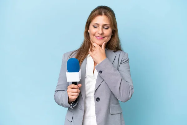 Zole Edilmiş Mavi Arka Planda Orta Yaşlı Televizyon Sunucusu Kadın — Stok fotoğraf