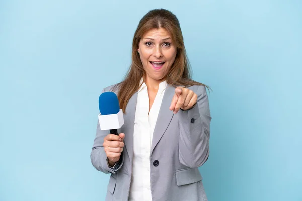 Mujer Presentadora Televisión Mediana Edad Sobre Fondo Azul Aislado Sorprendido — Foto de Stock