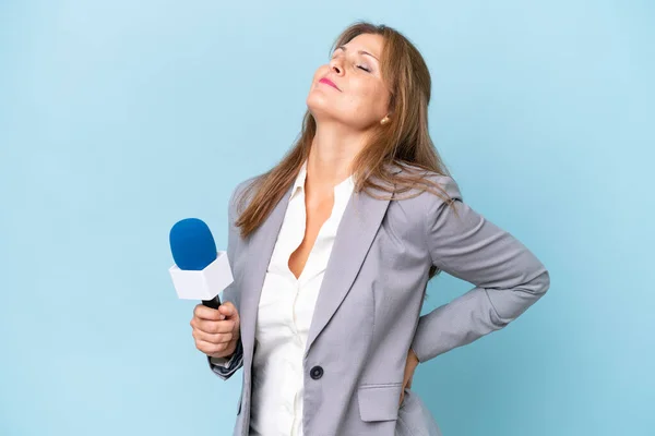 Orta Yaşlı Televizyon Sunucusu Kadın Gayret Gösterdiği Için Sırt Ağrısı — Stok fotoğraf