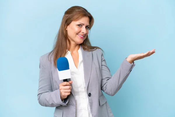 Middle Aged Presenter Woman Isolated Blue Background Extending Hands Side — Foto de Stock