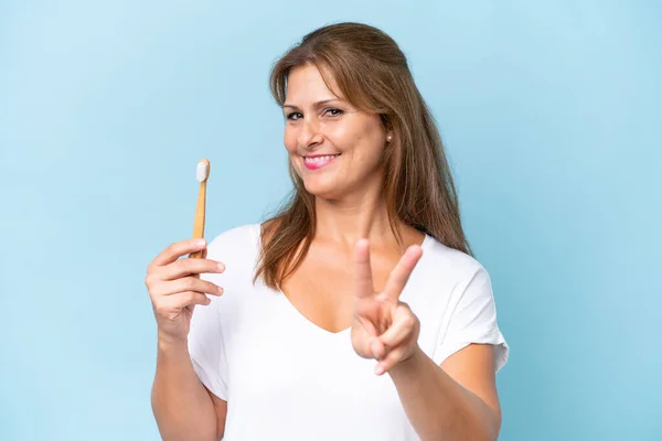 Mujer Caucásica Mediana Edad Cepillándose Los Dientes Aislados Sobre Fondo — Foto de Stock