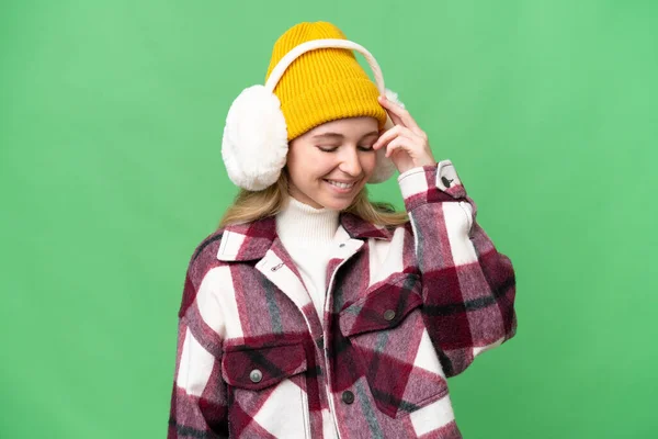 Νεαρή Αγγλίδα Που Φοράει Χειμωνιάτικες Μανσέτες Απομονωμένο Φόντο Γελώντας — Φωτογραφία Αρχείου