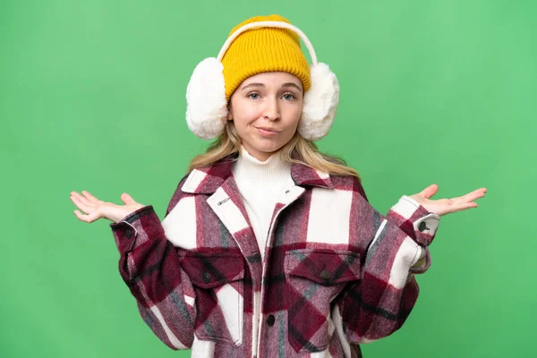 Νεαρή Αγγλίδα Που Φοράει Χειμωνιάτικες Μανσέτες Απομονωμένο Φόντο Έχοντας Αμφιβολίες — Φωτογραφία Αρχείου