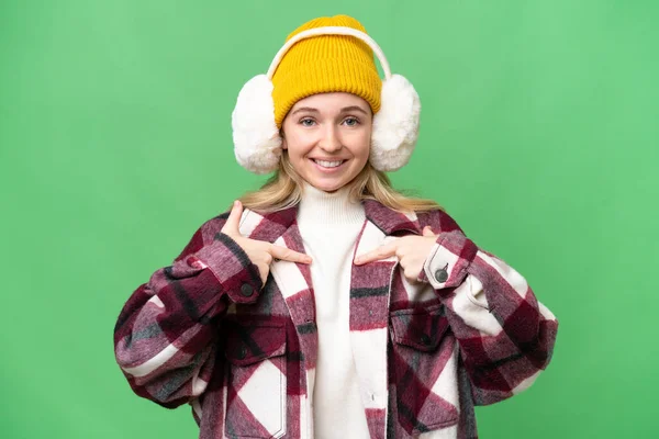 Młoda Angielka Ubrana Zimowe Mufy Odizolowanym Tle Zaskakującym Wyrazem Twarzy — Zdjęcie stockowe