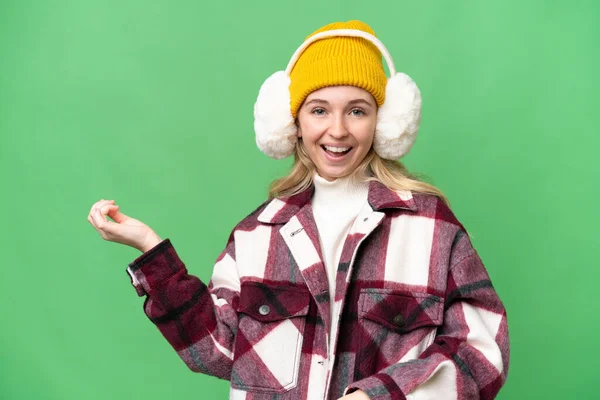 Νεαρή Αγγλίδα Που Φοράει Χειμωνιάτικες Μανσέτες Απομονωμένο Φόντο Κάνοντας Χειρονομία — Φωτογραφία Αρχείου