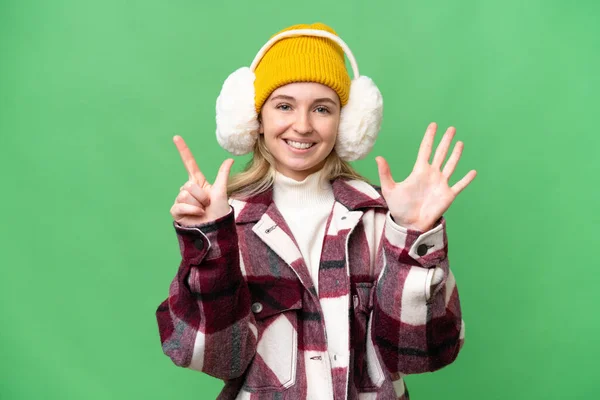 Νεαρή Αγγλίδα Που Φοράει Χειμωνιάτικες Μανσέτες Απομονωμένο Φόντο Μετρώντας Επτά — Φωτογραφία Αρχείου