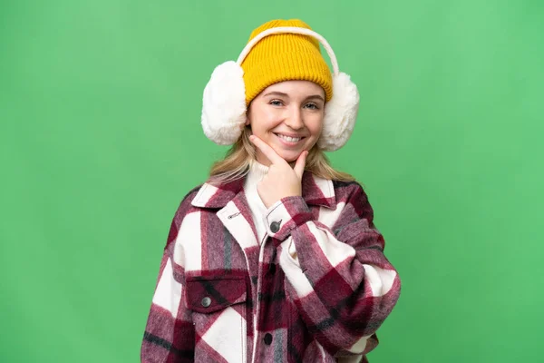 Νεαρή Αγγλίδα Που Φοράει Χειμωνιάτικες Μανσέτες Απομονωμένο Φόντο Χαμογελώντας — Φωτογραφία Αρχείου