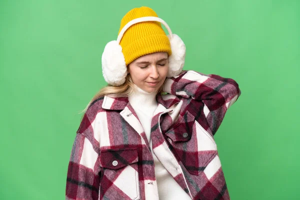 年轻的英国女人穿着冬衣 背景偏僻 脖子酸痛 — 图库照片